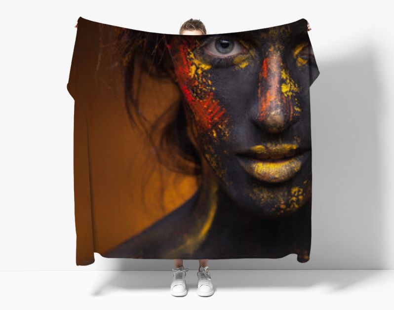 donker portret van vrouw in zwarte verf met gele vegen