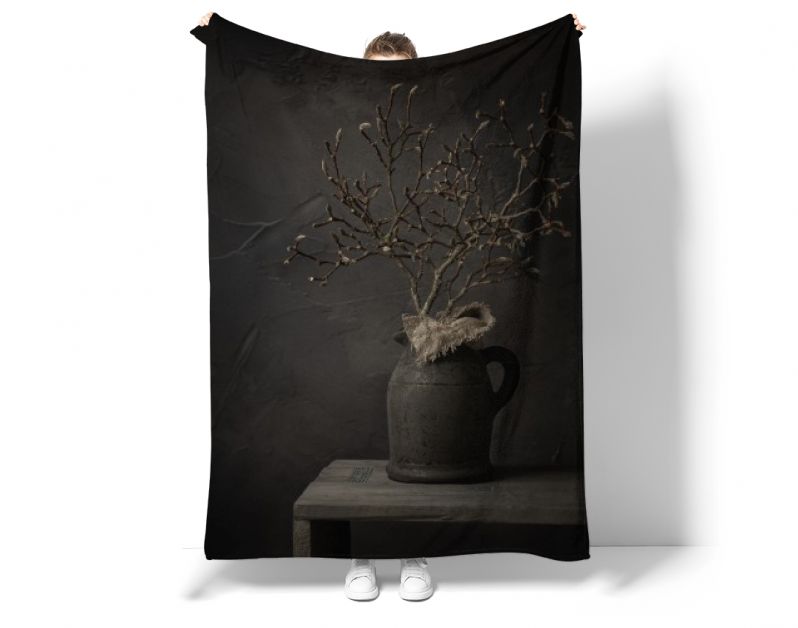 Donker stilleven met magnoliatakken in stenen kruik (verticaal)