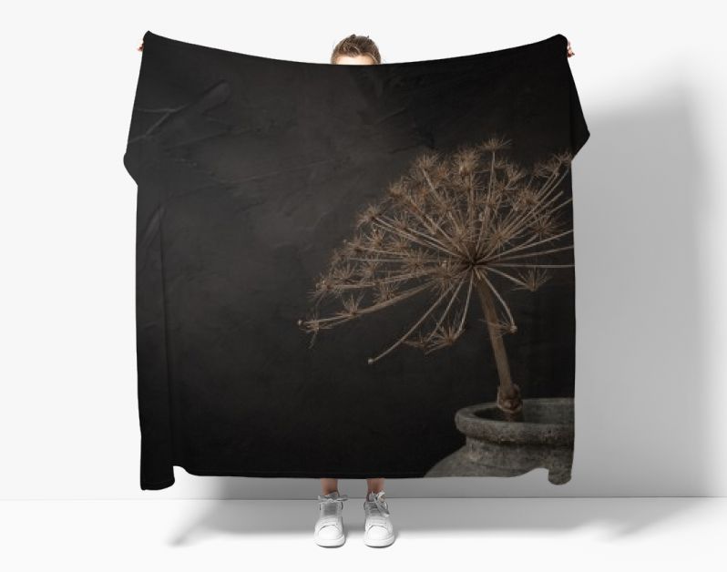 Donker stilleven met berenklauw in stenen kruik