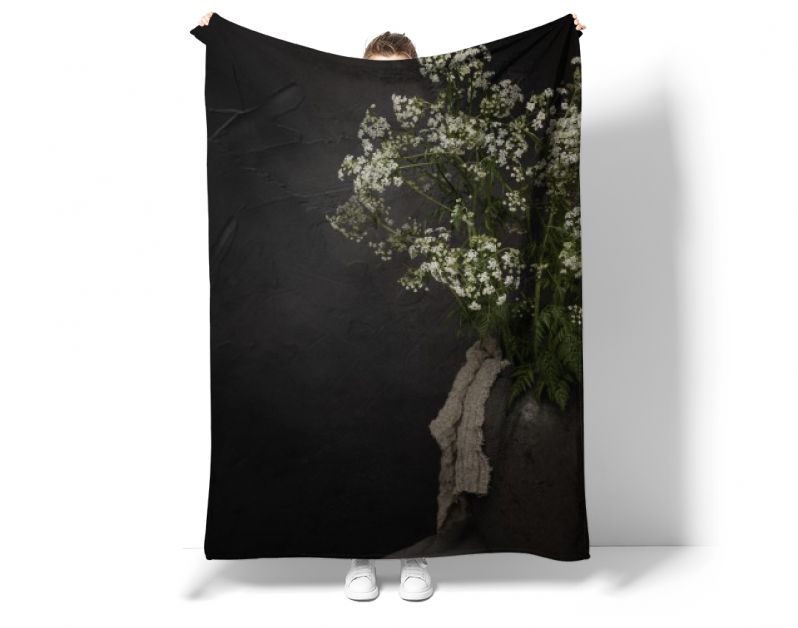 Donker stilleven met fluitenkruid in kruik