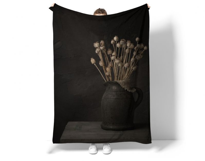 Donker stilleven met gedroogde papaverbollen in stenen kruik_