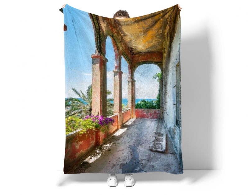 Vervallen Balkon met Tropisch Uitzicht