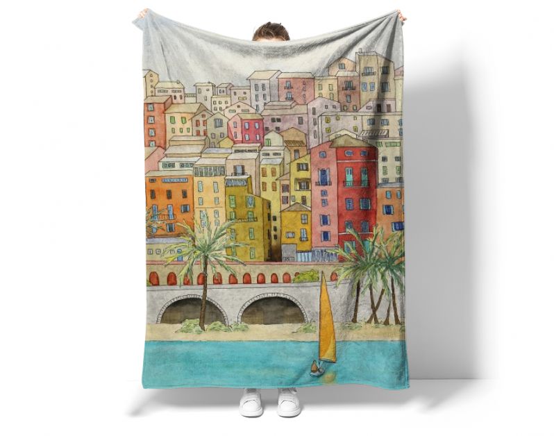 Mediterrane kuststad met zeilboot en palmbomen