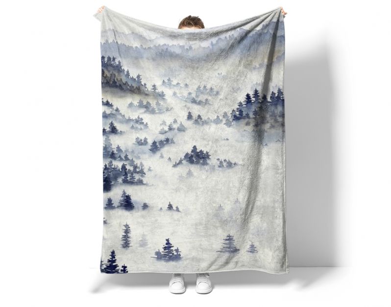 Landschap met dennenbos en ochtendmist