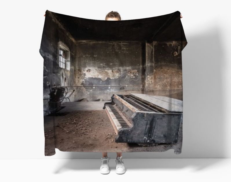 Piano in Donkere Garage