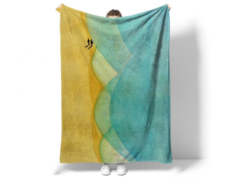 Twee wandelaars op strand bij turquoise zee